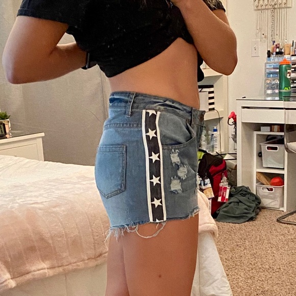 Distressed Star Jean Shorts - Picture 6 of 9
